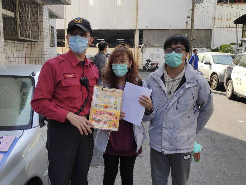 台南永康今凌晨發生2起住宅火警，消防人員一早也回到現場災後訪視，宣導安裝住警器。（記者萬于甄翻攝）