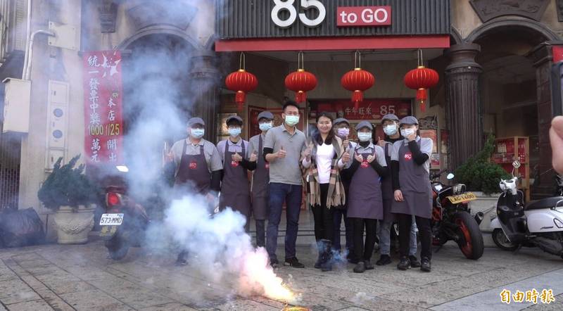 鹿港連鎖品牌的咖啡甜點店開出千萬獎金的發票，特別放鞭炮慶祝。（記者劉曉欣攝）