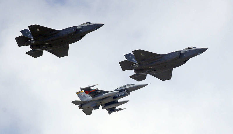 今年的美日澳關島聯合軍演將在2月舉行。圖為F35與F16戰機。（美聯社）