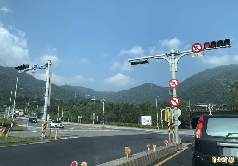 針對蘇花改東澳端南下道路幸一路銜接舊蘇花公路，有民眾反映因標線不明易誤導駛進水泥廠。圖為北上方向路段。（記者王峻祺攝）