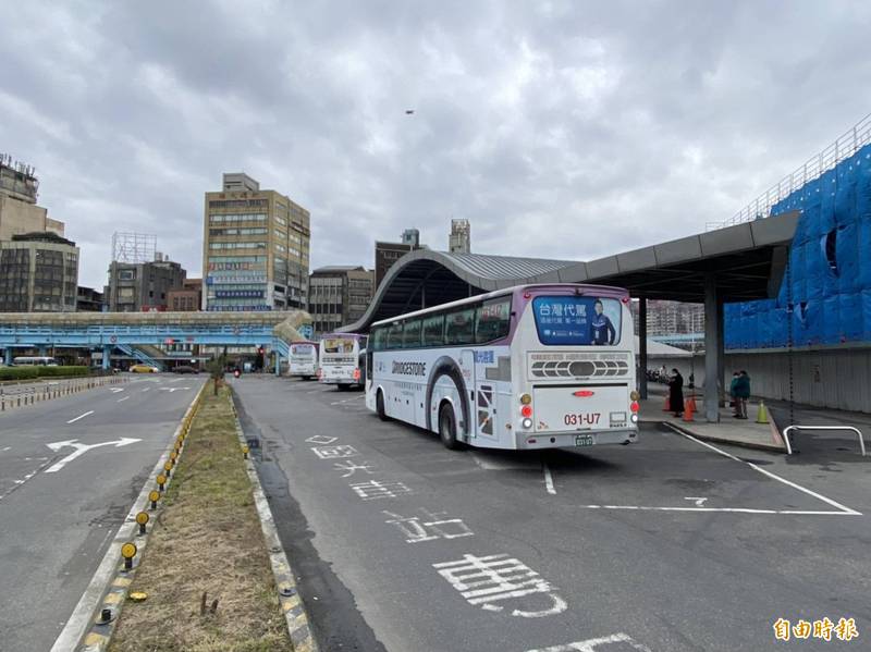 國光客運動線2月1日起改行駛西岸高架橋上國道1號，交通處調整中山一路北向港西街口迴轉道改至最外側車道，請用路人注意。（記者俞肇福攝）