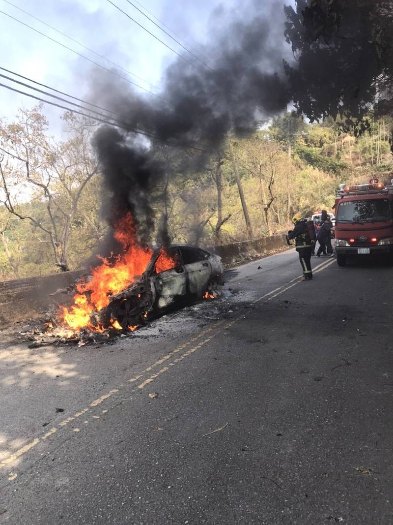 梅嶺發生火燒車，消防隊灌救。（記者吳俊鋒翻攝）