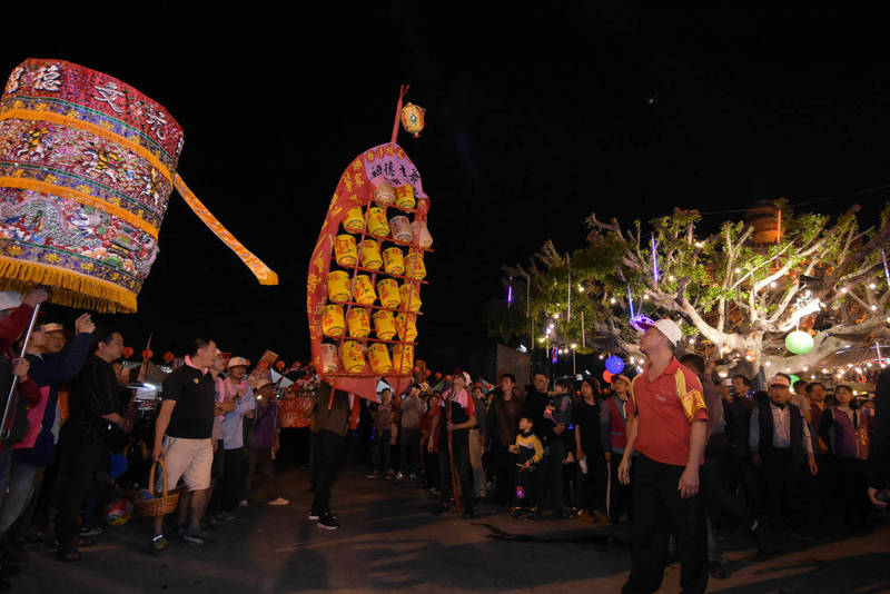 彰化縣花壇鄉文德宮白沙坑迎燈排遶境活動，是全台正月15日鬧元宵的百年活動，已被登錄為彰化縣無形文化資產，延續193年歷史未曾斷過，連戰亂也辦。（資料照，彰化縣文化局提供）