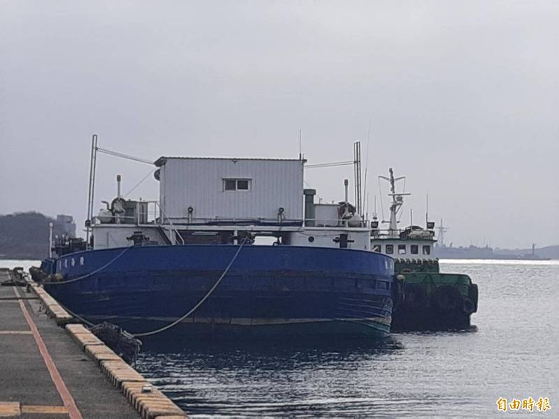 航港局緊急調度抽油船趕往西吉，卻發現油艙都是水沒有油。（記者劉禹慶攝）