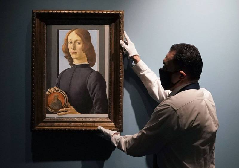 歐洲文藝復興時期畫家波提且利（Sandro Botticelli）的畫作《持圓盤的年輕男子》（Young Man Holding a Roundel），過去被收藏家以81萬英鎊（約等同現在的100萬美元、新台幣2800萬元）買下，如今竟賣到9200萬美元（約新台幣25.7億元）。（法新社）