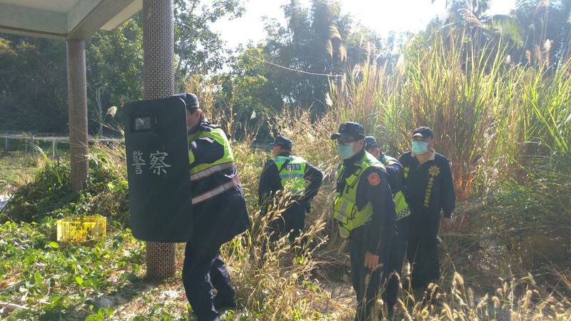 白河警分局今全面清山掃蕩，加強春節安全維護，清山勤務中，員警在東山區道路攔檢查獲竊盜拘提犯吳男，帶回分局偵辦。（記者王涵平翻攝）