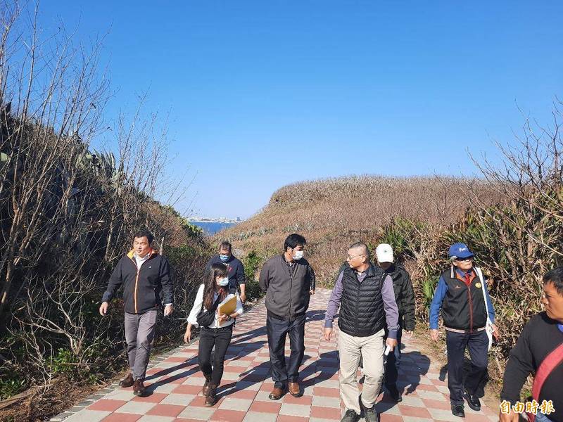 澎湖縣府由副縣長洪慶鷲領軍，了解仙人掌公園進度。（記者劉禹慶攝）