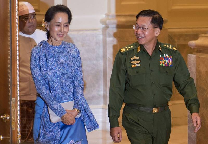 緬甸武裝部隊總司令敏昂萊（右），1日發動政變拘捕國務資政翁山蘇姬（左），重啟國家軍政府時代。（法新社檔案照）