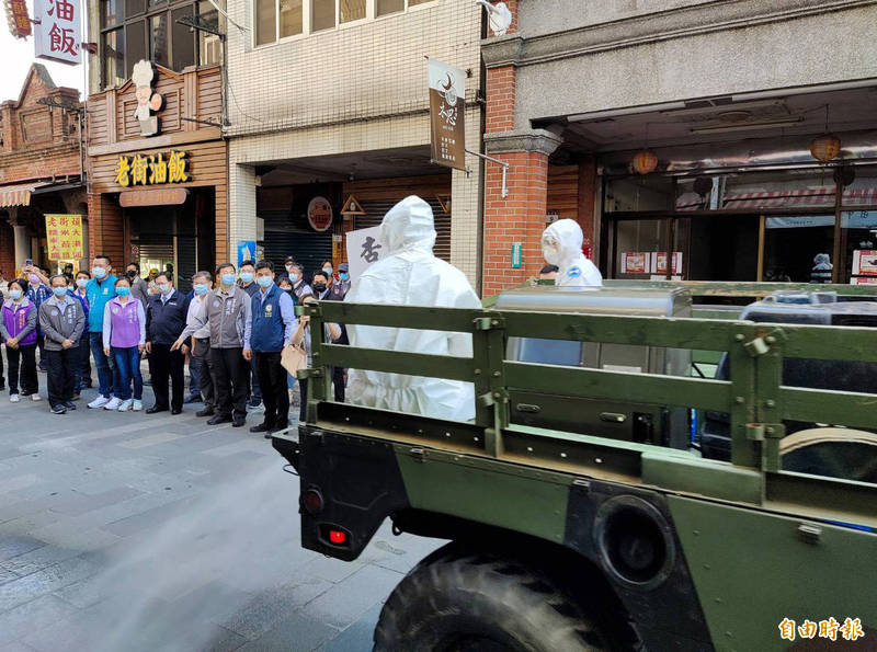 鄭文燦（左5）視察六軍團三三化學兵群前往大溪老街執行清潔消毒任務。 （記者李容萍攝）