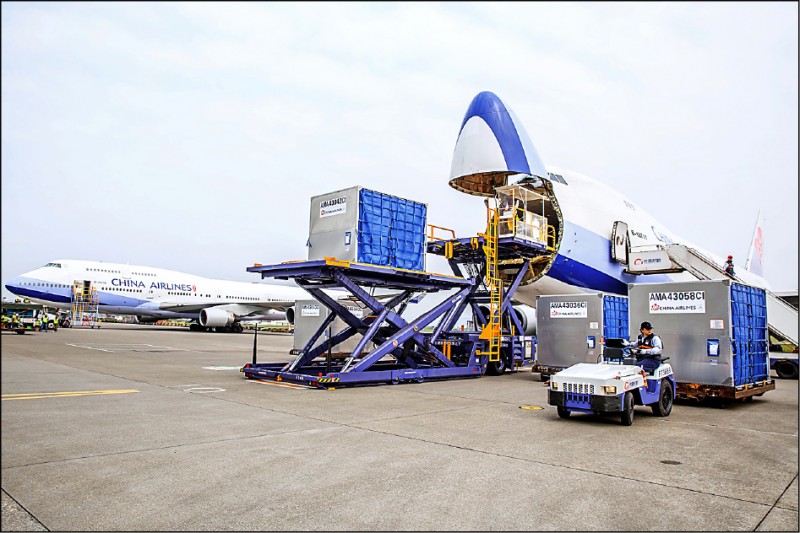 中華航空表示，看準COVID-19疫苗運送商機，開啟超低溫運送服務，添加乾冰後運送保存溫度最低可達-80°C。（華航提供）