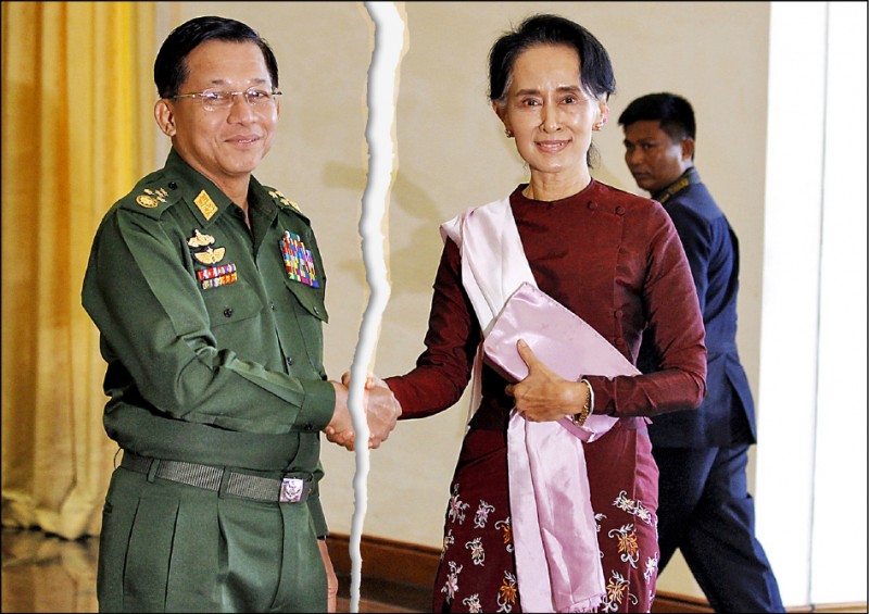 緬甸實質領袖翁山蘇姬（右）一日遭武裝部隊總司令敏昂萊（左）政變奪權，圖為翁山蘇姬2015年拜訪敏昂萊，雙方握手致意。（路透檔案照）