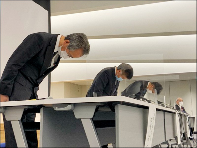 日本大阪大學醫院院長土岐祐一郎(左)和國立循環器病研究中心理事長小川久雄(左2),1月30日在大阪府吹田市舉行的記者會中,針對近來一名曾隸屬這2個單位的醫生涉及論文捏造與竄改等不當研究行為,向外界鞠躬道歉。(取自網路) 日本大阪大學醫院院長土岐祐一郎(左)和國立循環器病研究中心理事長小川久雄(左2),1月30日在大阪府吹田市舉行的記者會中,針對近來一名曾隸屬這2個單位的醫生涉及論文捏造與竄改等不當研究行為,向外界鞠躬道歉。(取自網路)