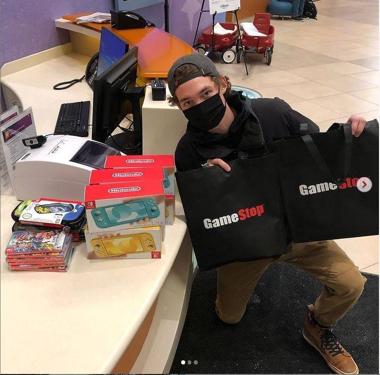 美國電玩零售商GameStop股價近期狂飆,不少人從中獲得暴利。不過一名男大生決定將這筆意外的財富回饋給社會,他購買了6台任天堂遊戲機Switch,並捐贈給明尼蘇達州的一家兒童醫院。(圖片擷取自IG/hkahn3) 美國電玩零售商GameStop股價近期狂飆,不少人從中獲得暴利。不過一名男大生決定將這筆意外的財富回饋給社會,他購買了6台任天堂遊戲機Switch,並捐贈給明尼蘇達州的一家兒童醫院。(圖片擷取自IG/hkahn3)
