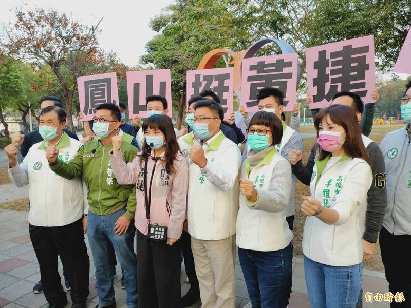 路口拜票遭杏仁哥挑釁，黃捷（左三）呼籲對方理性看待。（記者葛祐豪攝）