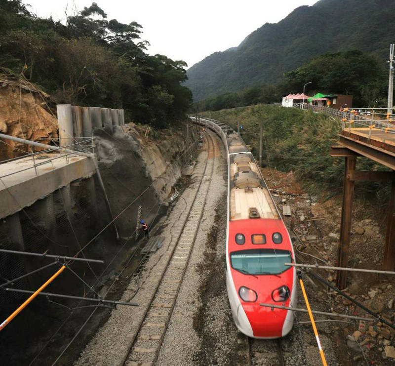 台鐵瑞芳猴硐坍方路段於春節前搶通，恢復雙線通車。（圖由台鐵提供）