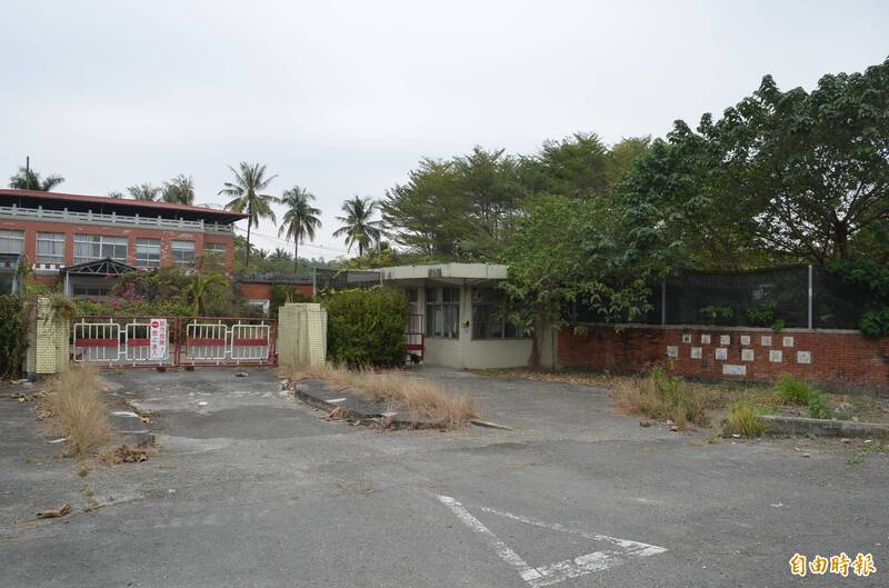 因污染遭屏東縣政府收回水權停養的台糖六塊厝養豬場，將作為屏東加工出口區第二園區用地。（記者李立法攝）