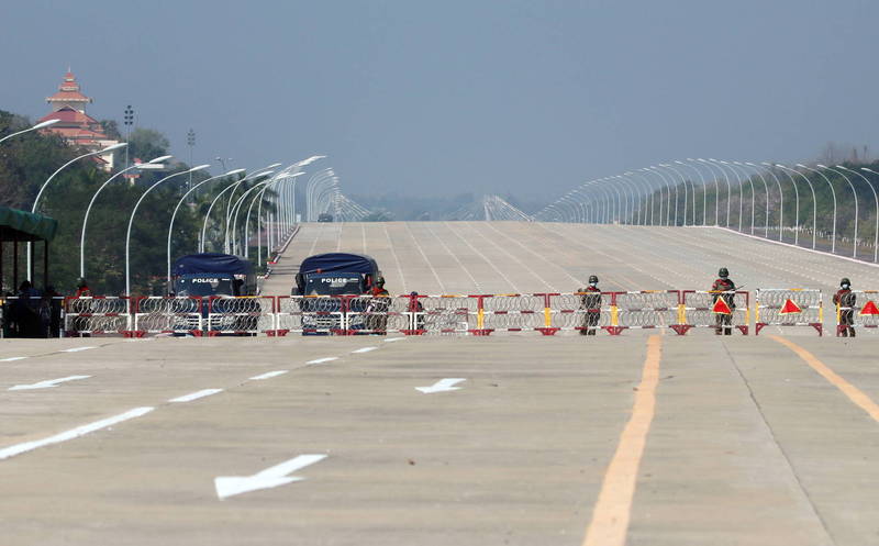 緬甸1日爆發軍事政變，第一大城仰光與首都奈比多及其他部份區域網路連線一度中斷，致使離線通訊軟體Bridgefy下載量爆增。（歐新社）