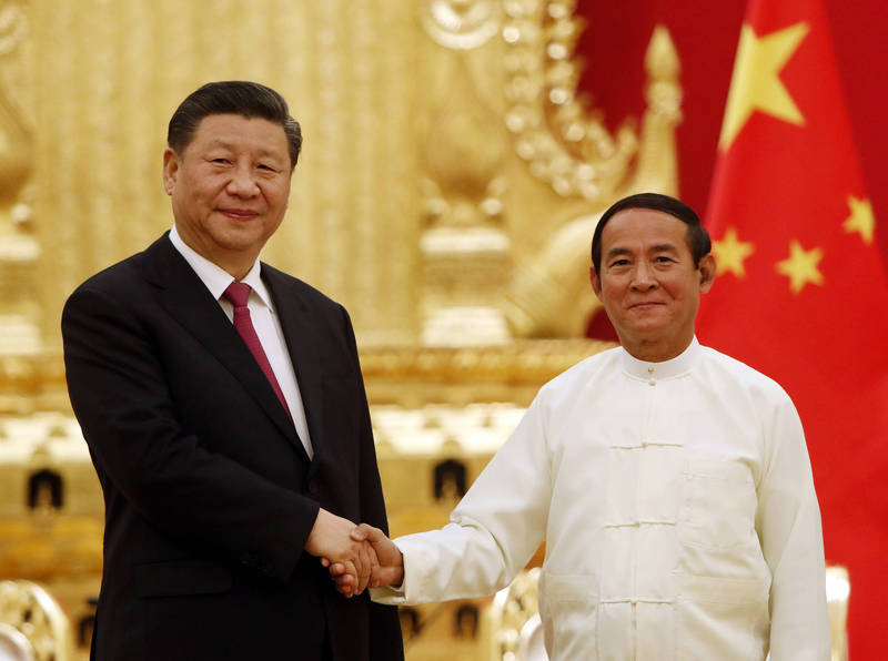 中國國家主席習近平（左）2020年1月出訪緬甸，並與總統溫敏會面。（美聯社）