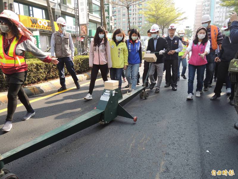 高市副市長林欽榮操作平坦儀，測試鳳山區文衡路刨鋪後路平，確認符合標準。（記者王榮祥攝）