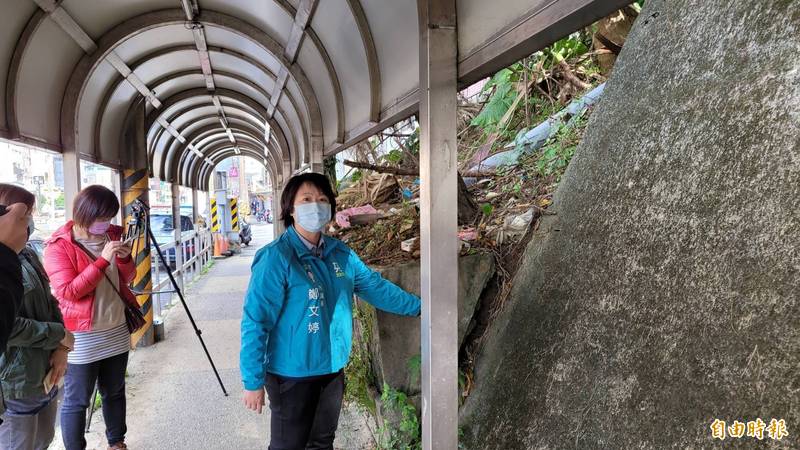 基隆市議員鄭文婷今天辦理南榮路人行道旁擋土牆，確定是市有地，市政府將拆掉重建。（記者俞肇福攝）