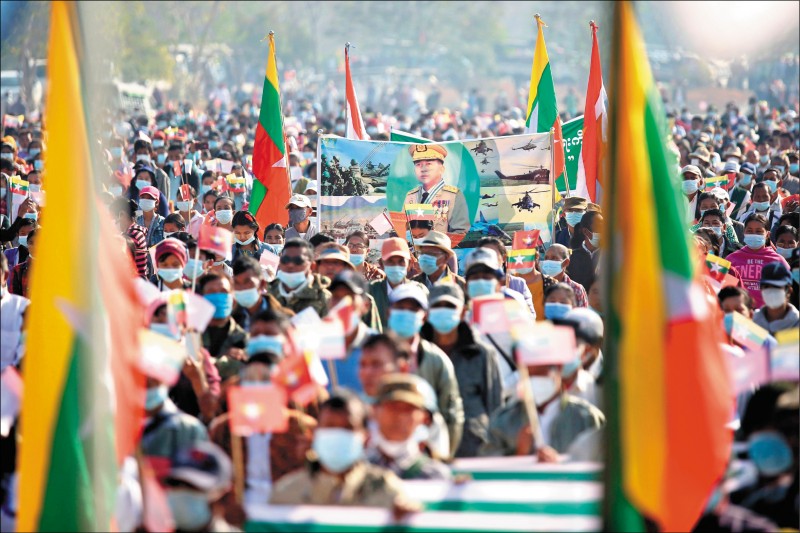 緬甸數千人4日在首都奈比多街頭集會，表達支持軍方。（法新社）
