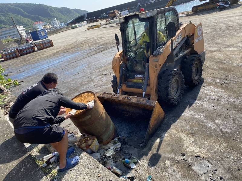 綠島南寮漁港大整頓，將長期堆置的廢棄物清除。（記者黃明堂翻攝）