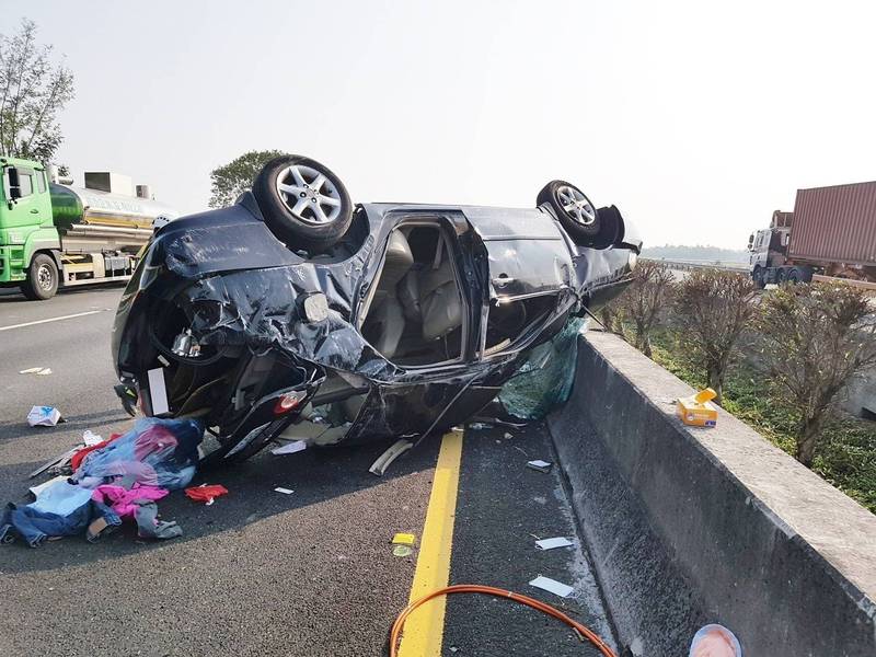 李女駕車載著兒子和兒子的2名同學，昨天在國道1號嘉義大林段疑失控撞上護欄翻覆。（記者林宜樟翻攝）