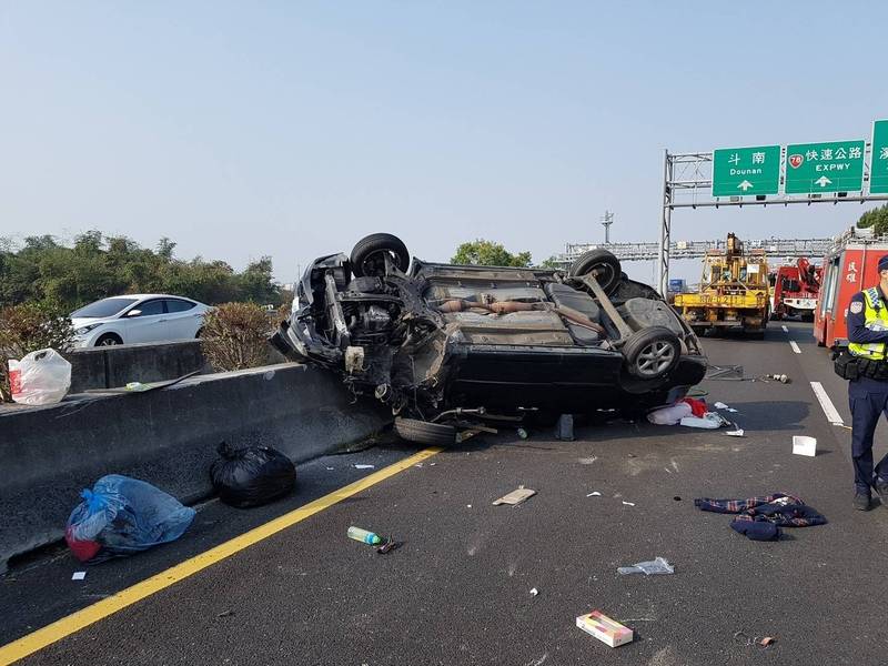 李女昨駕車在國道1號嘉義大林段疑失控撞上護欄翻覆。（記者林宜樟翻攝）
