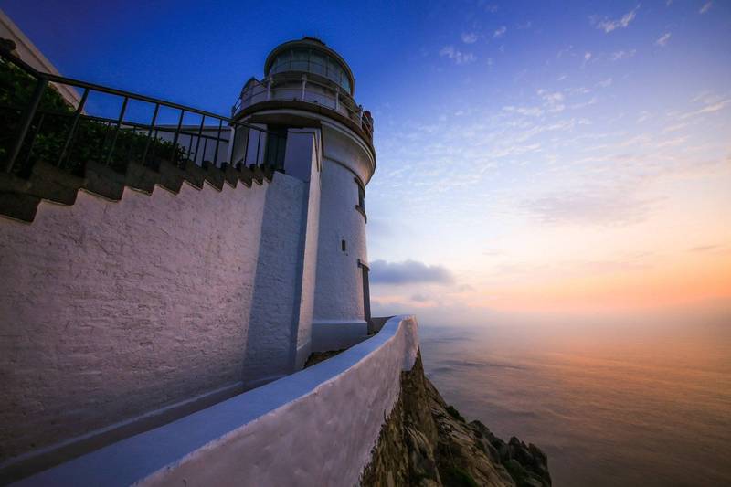 印尼船員確診，航港局公布足跡解憂慮。圖為東引島燈塔晨曦美景。（航港局提供）