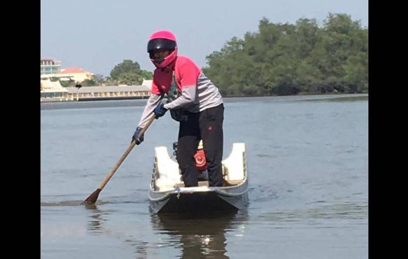 泰國一名Foodpanda外送員日前「划船送餐」，被民眾拍下PO網，引發討論。（擷取自Pradit Saengdee臉書）
