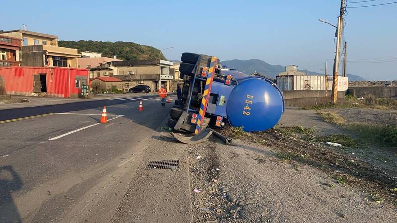 一輛水泥槽車在行經台2線往基隆方向92.5公里處，疑因車速過快，在過彎後翻車。（記者林嘉東翻攝）