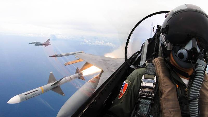 F-16戰機飛行員在實彈射擊操演時發射空對空飛彈。（資料照，國防部提供）