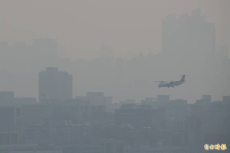 環保署發布6日空氣品質「紅色警示」警報，提醒北部、竹苗、中部、雲嘉南等地區民眾宜減少戶外活動。（記者鹿俊為攝）