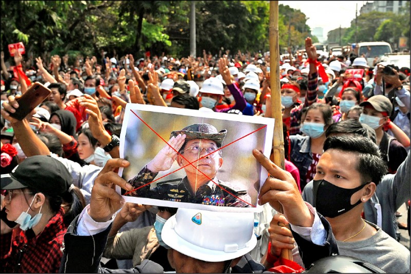 緬甸一日發生軍事政變，實質領袖翁山蘇姬和總統溫敏等人遭扣押，軍方宣布進入為期一年的緊急狀態，民眾發起公民不服從運動，三千人走上街頭示威。（法新社）