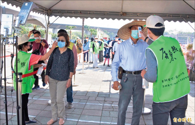 民眾進入園區必須量體溫並控管人數。（記者葉永騫攝）