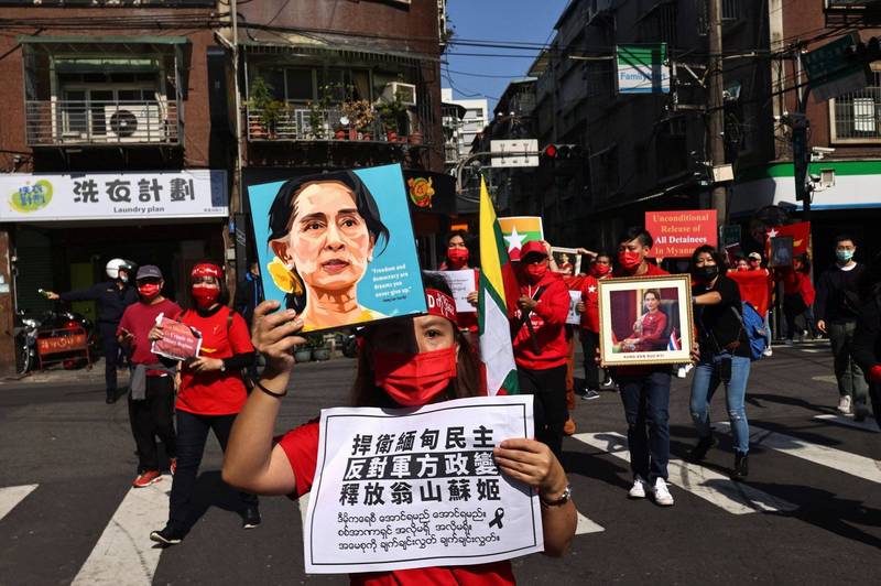 在台緬甸華人昨（6日）在新北市中和華新街（又稱緬甸街）舉行遊行活動，支持翁山蘇姬並譴責軍方政變，外媒趕來採訪時直指台灣是避風港。（路透）