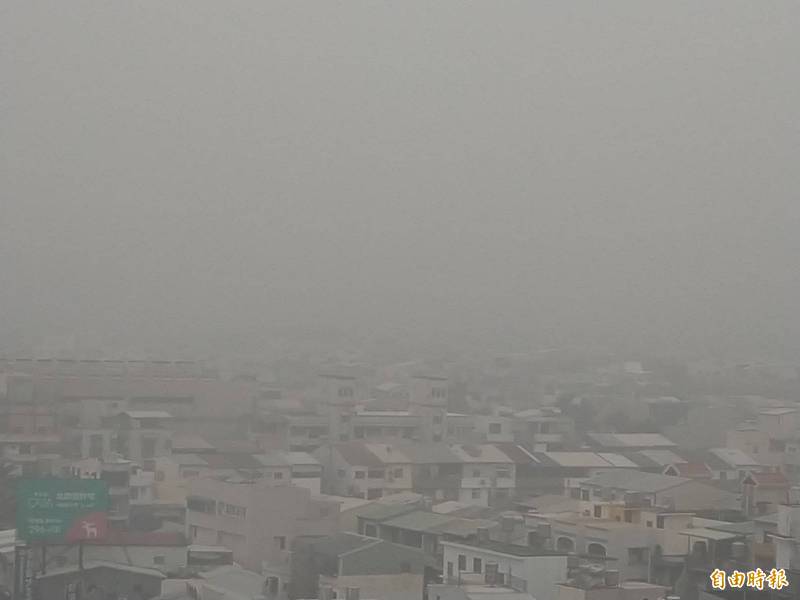 明日東北季風挾帶境外髒空氣襲台，除了西半部空氣品質持續差，台南市近1個月空品不佳，圖為7日清晨籠罩在霧霾之中。（記者蔡文居攝）