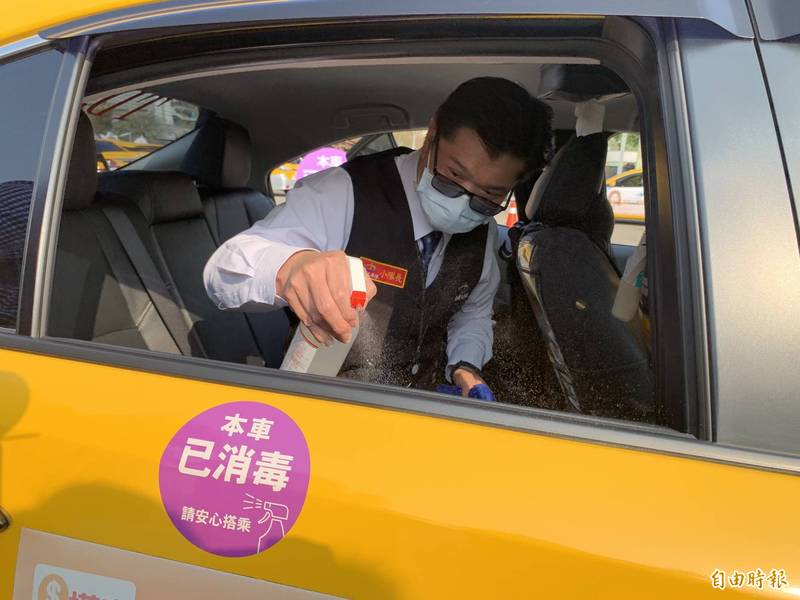 完成消毒的計程車貼上紫色的「本車已消毒」貼紙，駕駛平常也加強清消。（記者蔡淑媛攝）