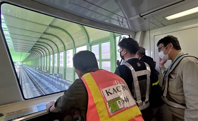 川崎重工人員進行捷運綠線列車載重測試。（記者蔡淑媛翻攝）