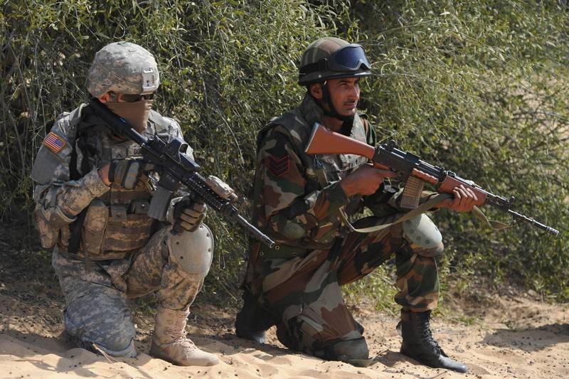 美國和印度陸軍將於2月8日起在印度舉行聯合演訓。圖為美印兩軍2012年「準備戰爭」演訓照。（法新社）