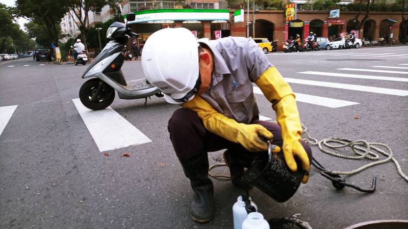 鳳山水資源中心異常水源流入，高　雄是水利局啟動緊急繞流系統。（記者葛祐豪翻攝）