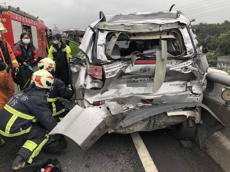 休旅車被追撞，車體嚴重變形（記者吳昇儒翻攝）