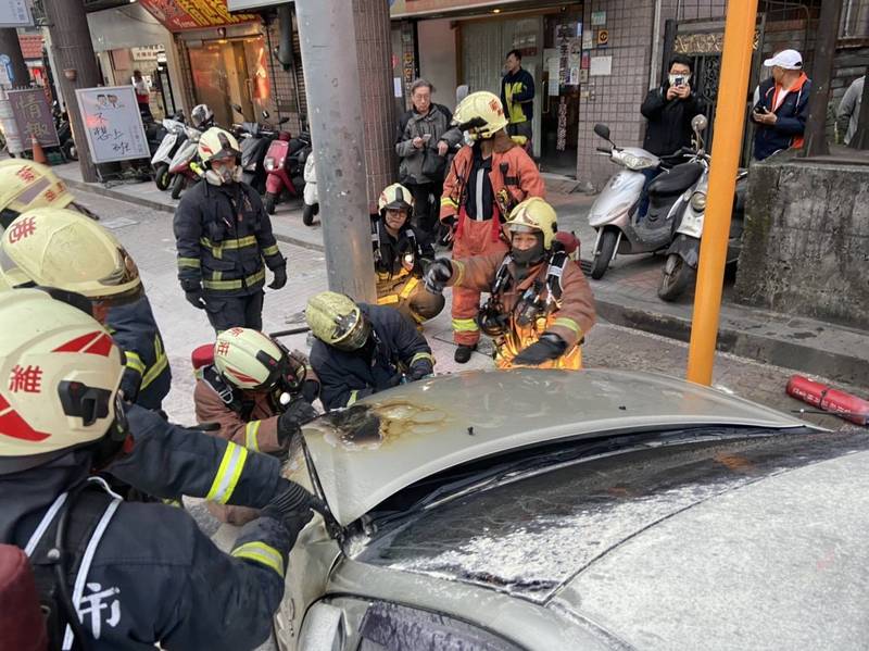 新北市吳姓男子駕車行經鬧區，突然自燃，消防到場撲滅火勢。（記者吳仁捷翻攝）