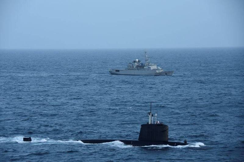法國核動力攻擊潛艦「翡翠號」、支援艦「塞納河號」在南海航行。（圖擷自Florence Parly推特）