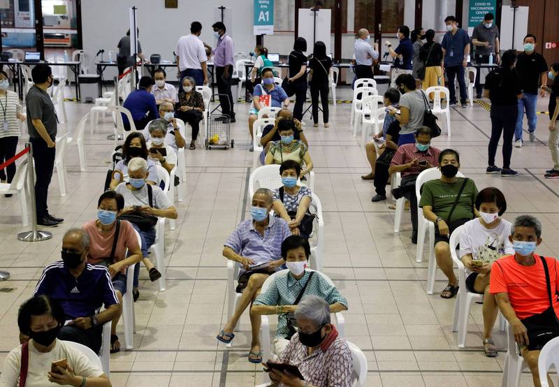 新加坡衛生部今天說，一名30歲印度籍工程師1月27日接種第一劑輝瑞疫苗後，卻在本月6日確診。圖為新加坡民眾在等待施打疫苗。（路透）