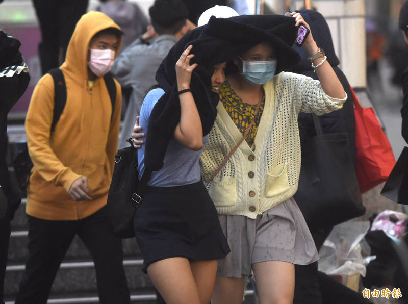 今日包含北海岸、大台北東側及東半部易有局部短暫雨，明日因鋒面接近，各地降雨機率提高，到除夕中午前易有較大雨勢。（資料照）