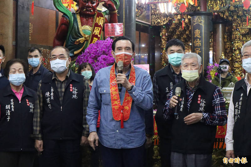 前總統馬英九至新北市板橋區慈惠宮參香祈福。（記者周湘芸攝）