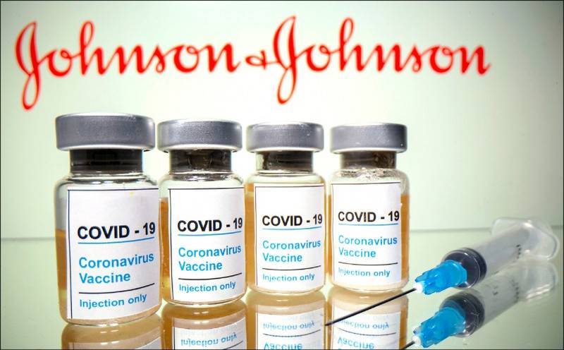 美國嬌生集團執行長戈斯基（Alex Gorsky）今天接受美媒訪問時指出，民眾可能得每年打COVID-19疫苗，就像流感疫苗一樣。（路透）