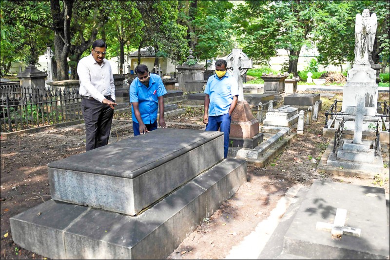 印度清奈圣乔治教堂人员指出克里斯多福．拜登的坟墓。（法新社）(photo:LTN)