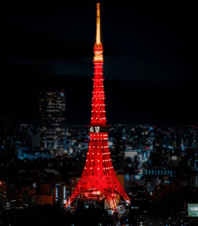日本东京铁塔在农历新年除夕夜举办「东京塔点亮中国红」点灯仪式，秀出大红色光雕，并在展望台外围有一面打上银白色的中文字「希望」。（图撷取自东京铁塔官网）(photo:LTN)